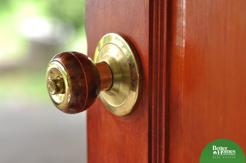 AllThingsBHGRE's tweet photo. Did you know brass doorknobs disinfect themselves? That'll come in handy this cold season! #FallFacts #BHGRE https://t.co/NxQwOA4unx