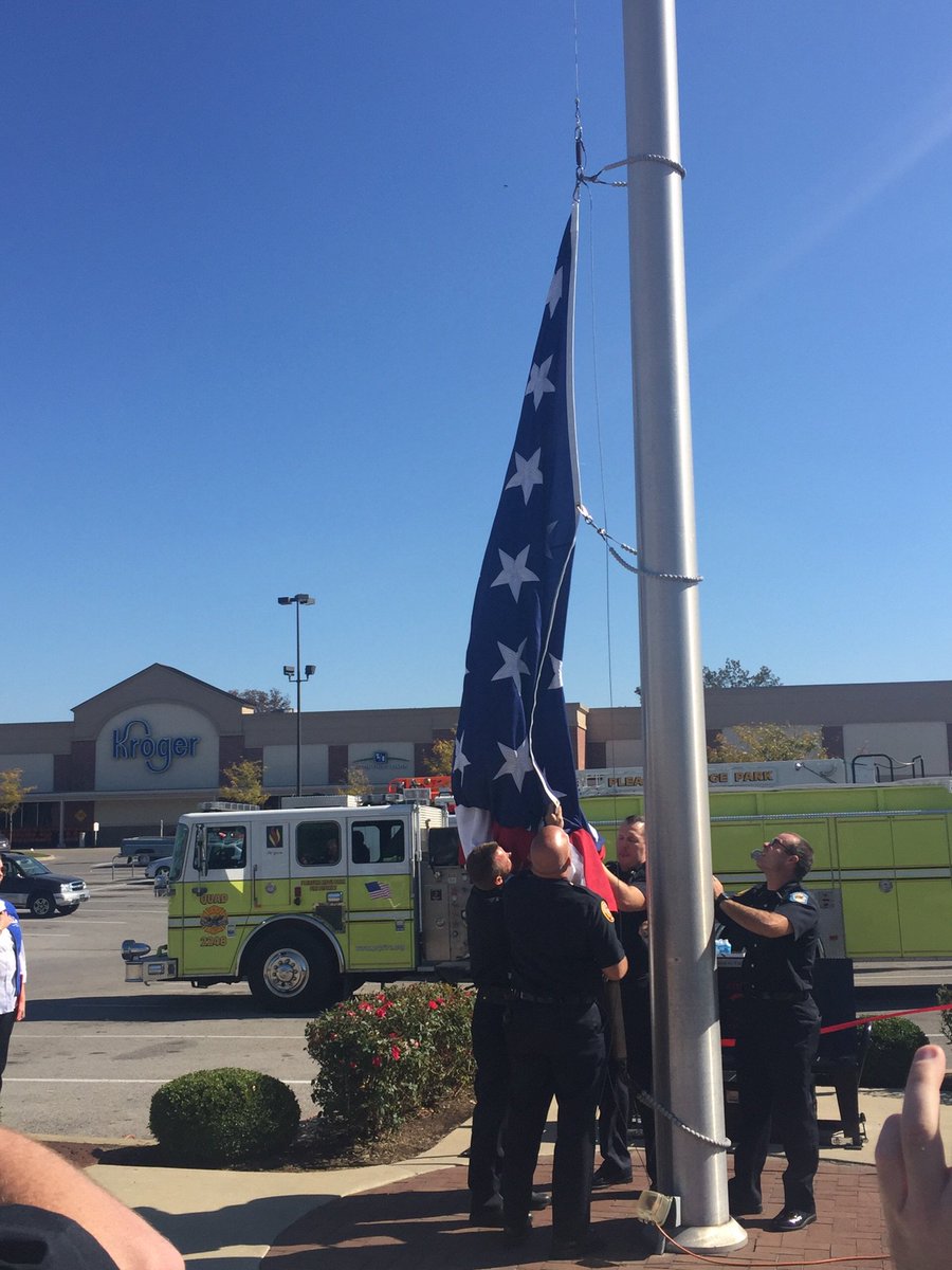 CWCindiFowler's tweet image. Dedicating a memorial bench and new American flag at Kroger in honor of #PRPFD with @CMDavidYates #SWLou #D14