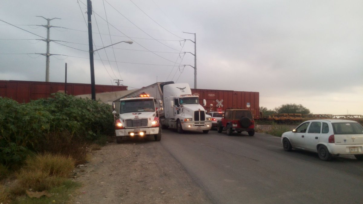 Embiste tren a tráiler en Escobedo - CR2Ay9mWEAIxxz5