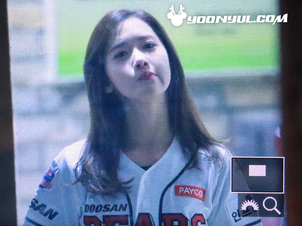 [PIC][21-10-2015]YoonA ném bóng mở màn cho trận đấu bóng chày giữa 2 đội Doosan Bears VS NC Dinos tại SVĐ Jamsil vào chiều nay CR2BB-LUAAAbN_T