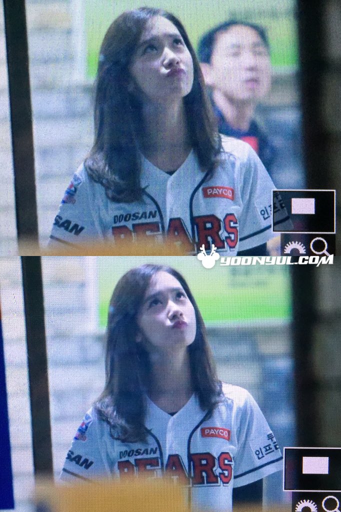 [PIC][21-10-2015]YoonA ném bóng mở màn cho trận đấu bóng chày giữa 2 đội Doosan Bears VS NC Dinos tại SVĐ Jamsil vào chiều nay CR2BB-OUsAEaOHe