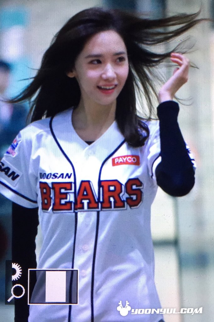 [PIC][21-10-2015]YoonA ném bóng mở màn cho trận đấu bóng chày giữa 2 đội Doosan Bears VS NC Dinos tại SVĐ Jamsil vào chiều nay CR2BMBTUsAANu8Y