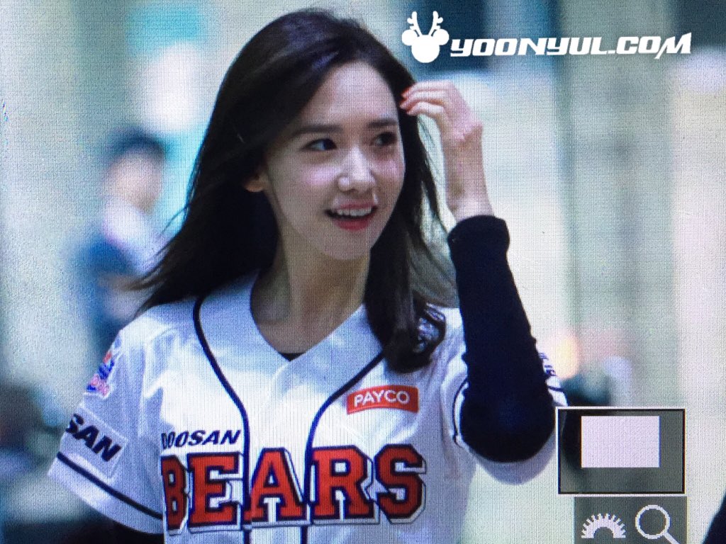 [PIC][21-10-2015]YoonA ném bóng mở màn cho trận đấu bóng chày giữa 2 đội Doosan Bears VS NC Dinos tại SVĐ Jamsil vào chiều nay CR2BMCbU8AEj2gs