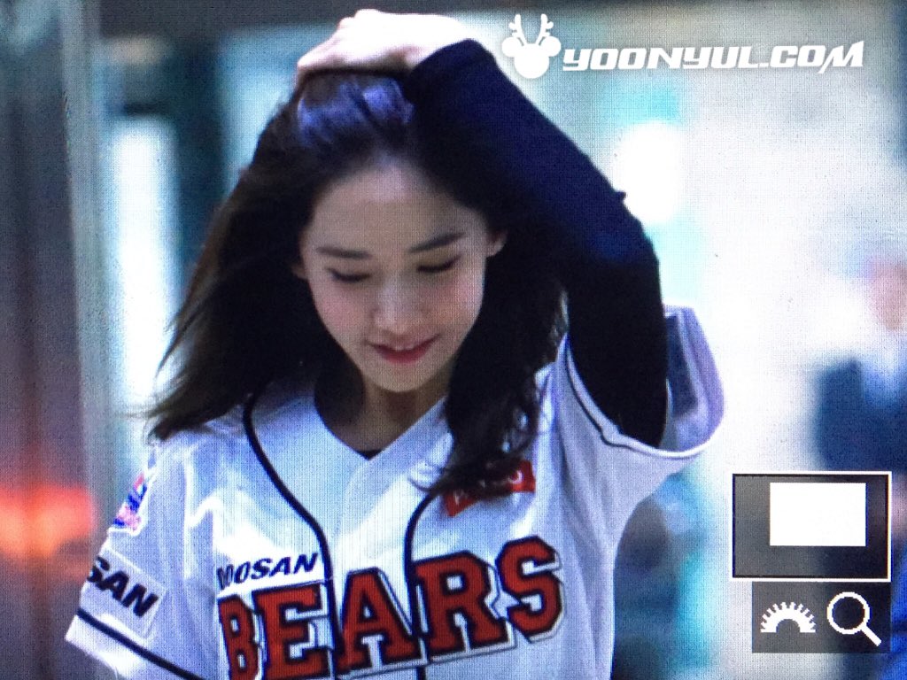 [PIC][21-10-2015]YoonA ném bóng mở màn cho trận đấu bóng chày giữa 2 đội Doosan Bears VS NC Dinos tại SVĐ Jamsil vào chiều nay CR2BMDhUEAAOkTs