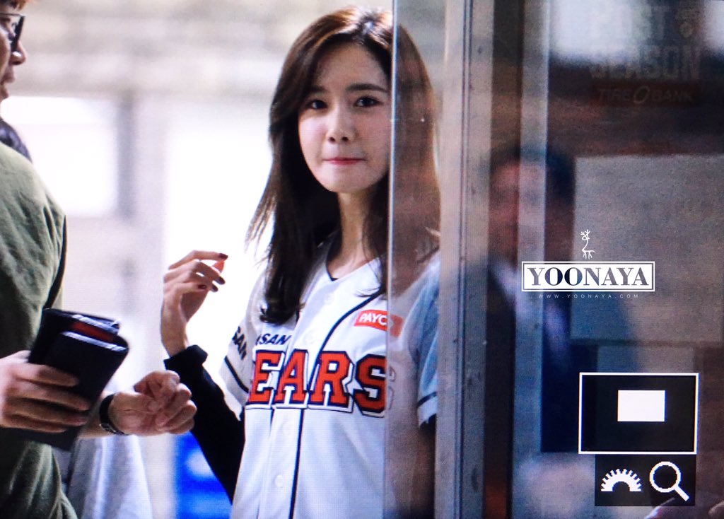 [PIC][21-10-2015]YoonA ném bóng mở màn cho trận đấu bóng chày giữa 2 đội Doosan Bears VS NC Dinos tại SVĐ Jamsil vào chiều nay CR2CqBFUwAAIAvh