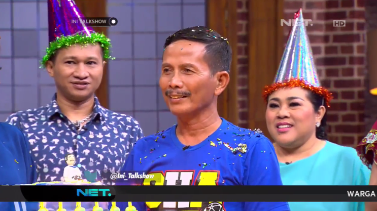 mdtvindonesia's tweet photo. Surprise buat pelatih Persib, Djajang Nurjaman yg berulang tahun ke 56, selamat! #IniTalkshowPersib https://t.co/IeXwqkcmUI