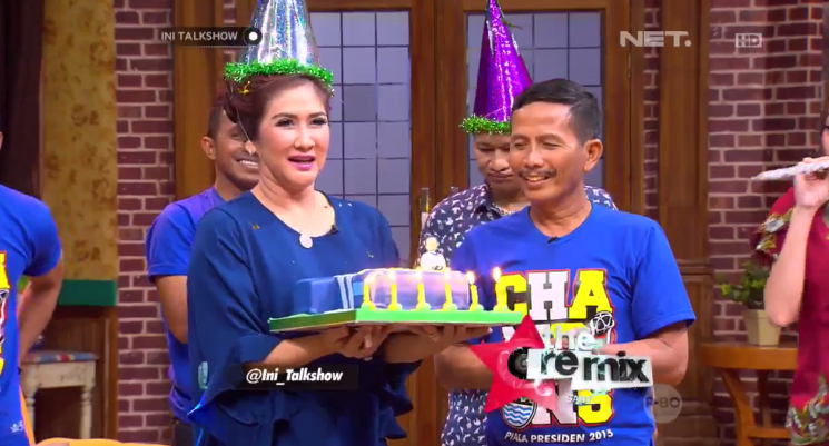mdtvindonesia's tweet photo. Surprise buat pelatih Persib, Djajang Nurjaman yg berulang tahun ke 56, selamat! #IniTalkshowPersib https://t.co/IeXwqkcmUI