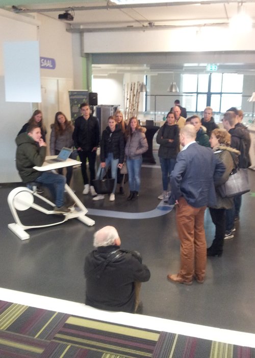 MarkantOffice's tweet image. Studenten maken kennis met #DynamischWerken! Resultaat: ze willen allemaal de #Oxidesk om op te studeren!