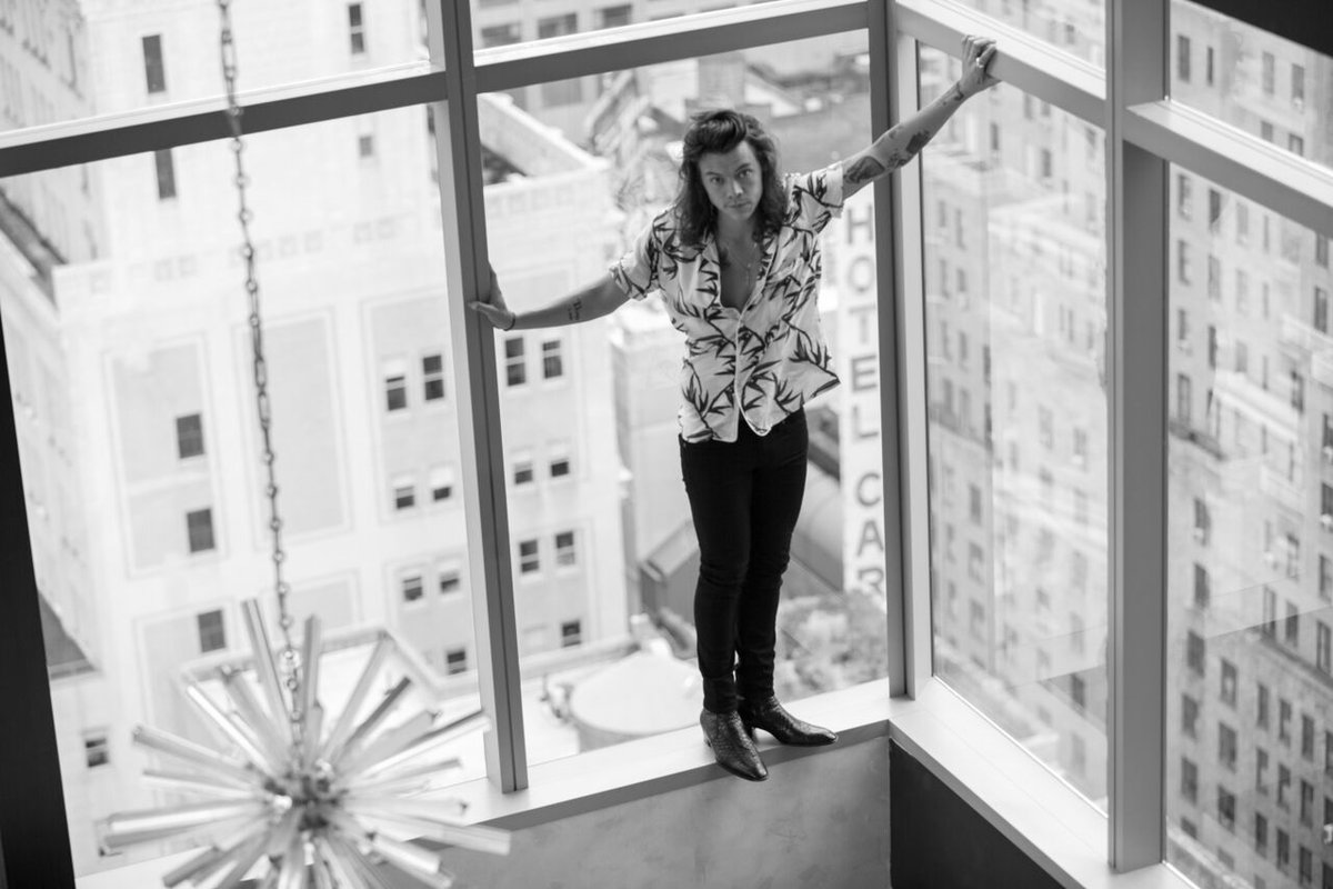 onedirection's tweet photo. Harry... #PerfectMusicVideo https://t.co/Gia9wcD7Lk https://t.co/WnjwCtrQQa