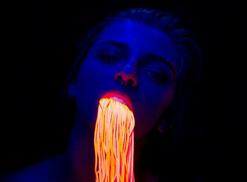 artedrops's tweet photo. Inspiração - Neon pasta, por @thisset Visite https://t.co/Dl5jh5dkv7 para mais inspiração! https://t.co/C6LK7lcuU1