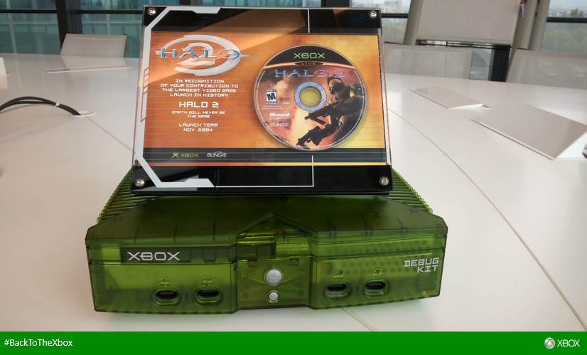 XboxFR's tweet photo. Rt et tweet #BackToTheXbox pour tenter de gagner la #Xbox du passé du futur et le dernier #Halo #BackToTheFuture https://t.co/cIN0ni3qSY