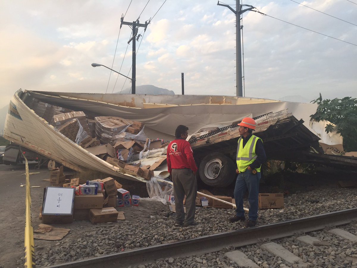 Embiste tren a tráiler en Escobedo - CR2OnlsU8AAyOEf