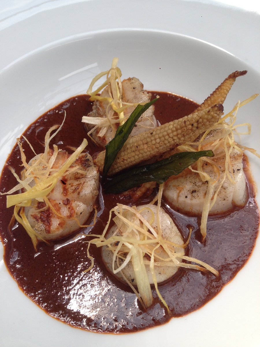 #felizmiercoles para degustar los platos de <a href="/CARBON_MR/">Restaurante Carbón</a>, como los callos de hacha con mole y elotito tierno al carbón