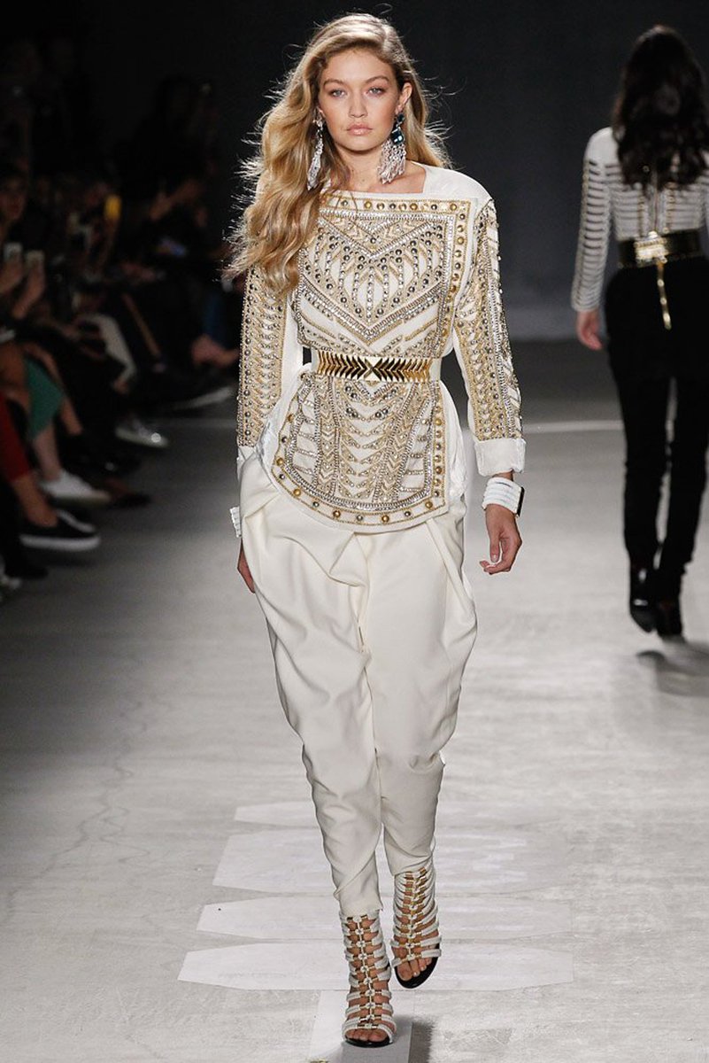 VogueFrance's tweet image. Style yourself #Balmaination for Saturday night, with inspiration from @Balmainparis​ x @HM voguefr.fr/Balmain_HM_show