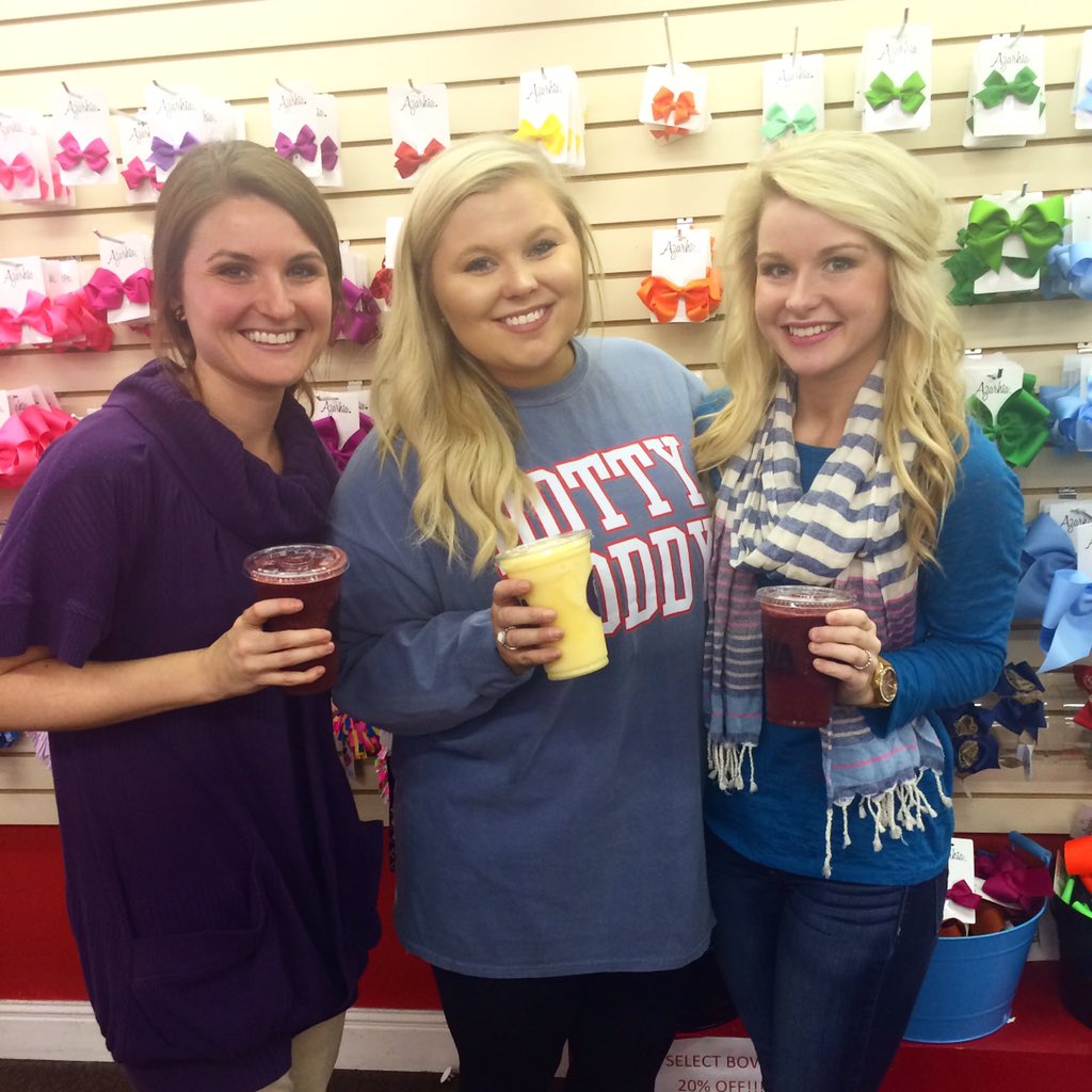 JuvaTupelo's tweet photo. These lovely ladies at The Corner Shoe Store loved their #SurpriseSmoothies! 🎀

Thanks for being awesome! https://t.co/0bQDAxkJMU