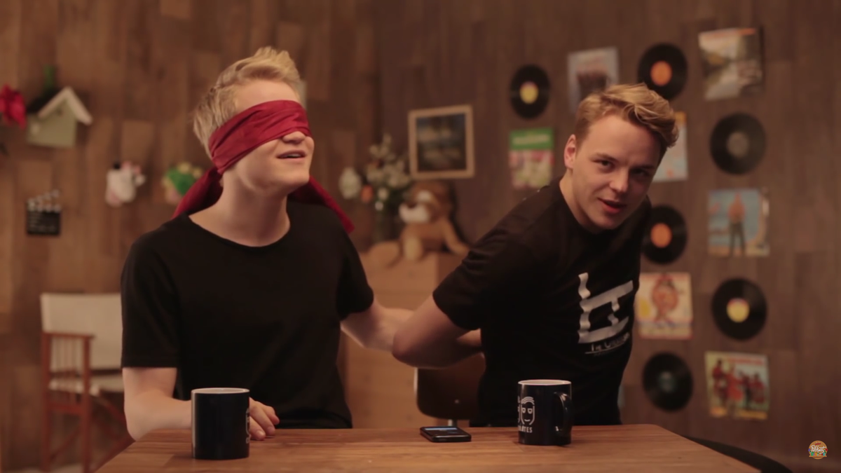 Potkast's tweet photo. #PotkastThrowback: Die keer dat we we elkaar overal geblinddoekt moesten aanraken... https://t.co/vRXtgQtWzc