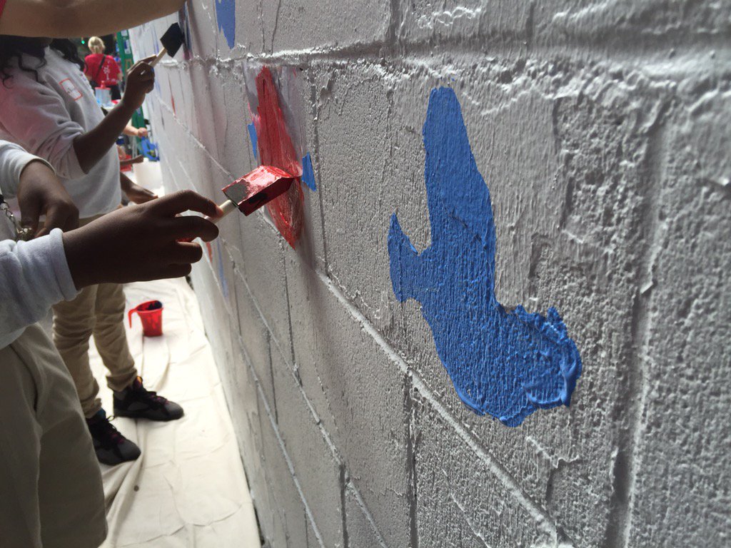 jtighe08's tweet photo. #Paintstrong #charlestonstrong mural honoring #emanuel9 being painted w/Citadel help @ABCNews4 #chsnews #chs https://t.co/zSuijeozDT