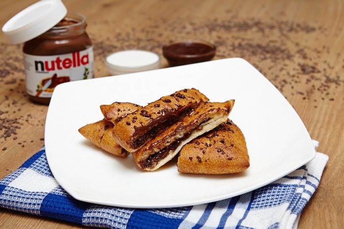 DominosDanmark's tweet photo. Smag den lækre Choco Calzone hos din lokale Domino's for kun 39 kr. Bestil på https://t.co/dcGts9QVNp :-) https://t.co/SMFY1VkRIg