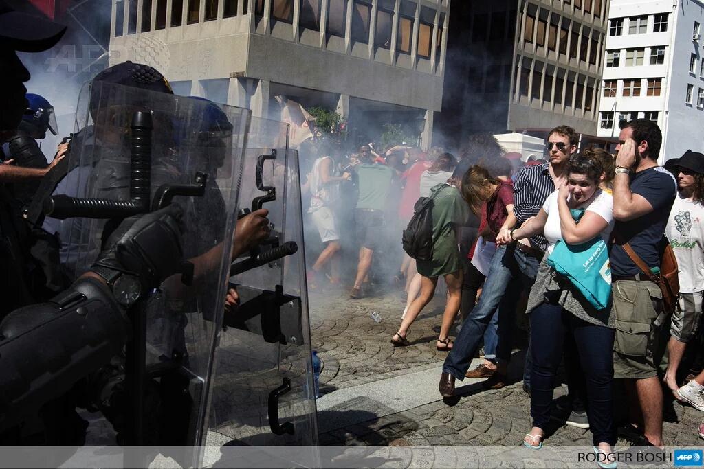 syndicalisms's tweet photo. #SouthAfrica: Police attempt to suppress #FeesMustFall student demonstrators in Cape Town. p/v @dodgebosch https://t.co/v9R5VTUnO5