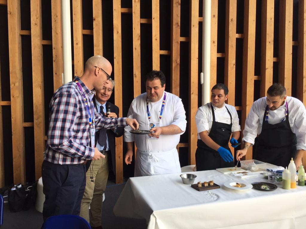 inuovicibi's tweet photo. #NuoviCibi #Showcooking @GennaroChef @identitagolose  @Euromarine_tw https://t.co/CBWlwGssrO