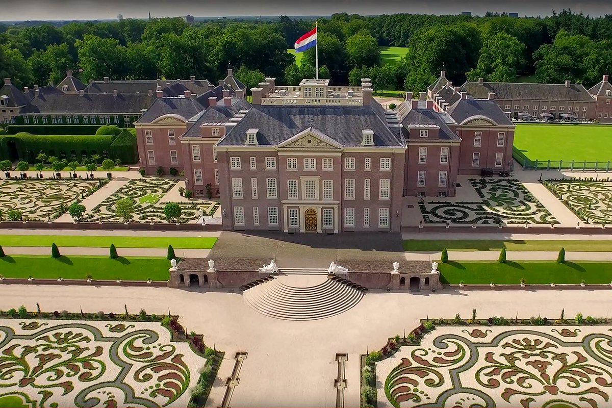 Zo mooi is Paleis Het Loo in Apeldoorn vanuit de lucht. Zie: bit.ly/1PzNJO8