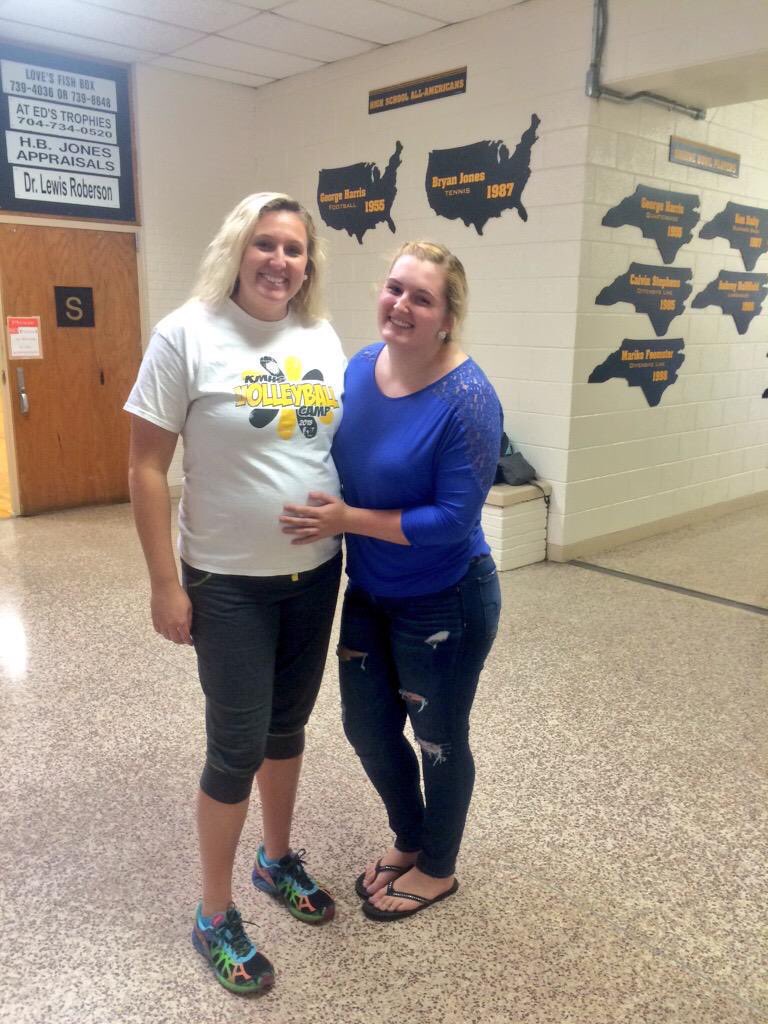 KMHSVolleyball's tweet photo. Happy Belated Birthday @_taylorwade !! https://t.co/OwejasF0Jz