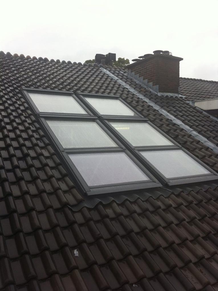 Twee keer de Combi hellend naast elkaar, daarboven nog 2 aangekoppelde ramen. Dat noem ik veel #daglicht @VELUX_NL