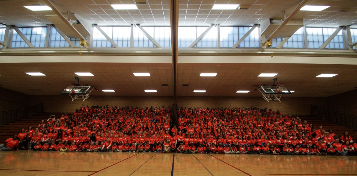 Hopkins270's tweet image. 700 plus @Ike_XinXing270 students take a stand against bulling. #unityday2015 bit.ly/1M6SUyh