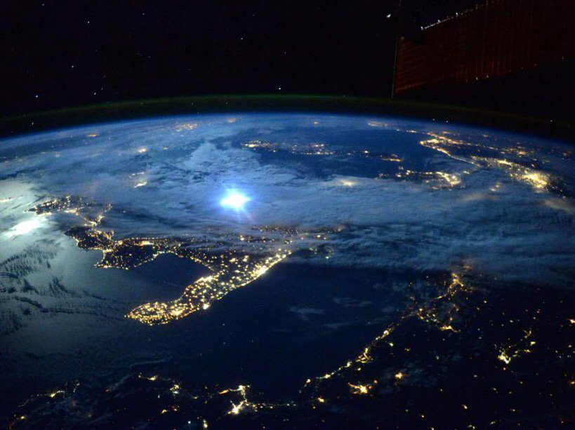 blackberrync's tweet photo. "Clair de Lune au-dessus de l'Italie. Buona Notte !" https://t.co/gZIK33ZqWB https://t.co/YP9f6wA54w