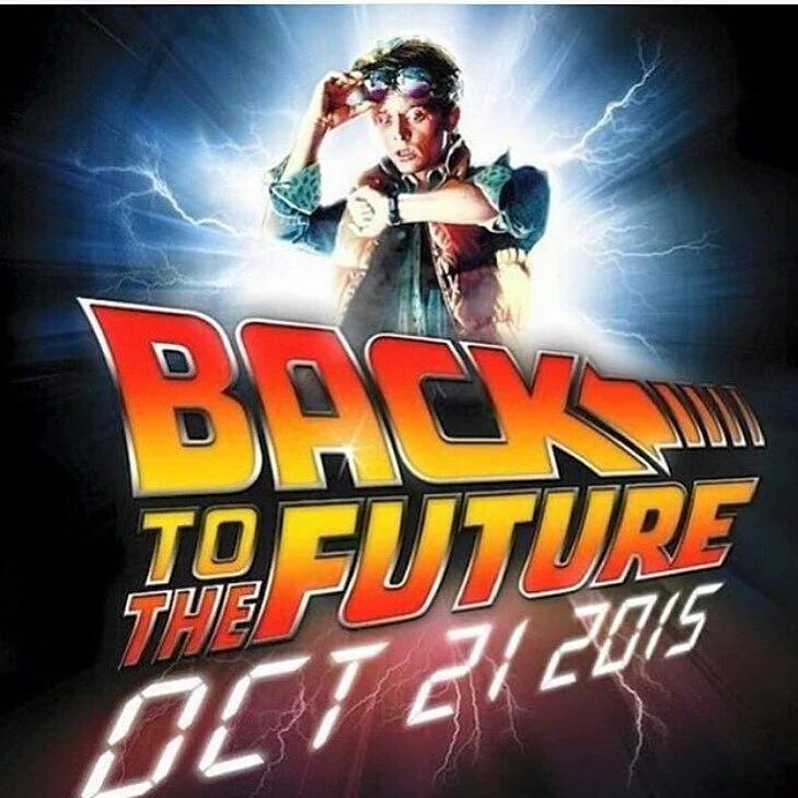 RikiThrones's tweet photo. #BackToTheFuture  Si vede chiaramente che #McFly  indossa un  #PebbleTime https://t.co/Q3brZIJ8mL