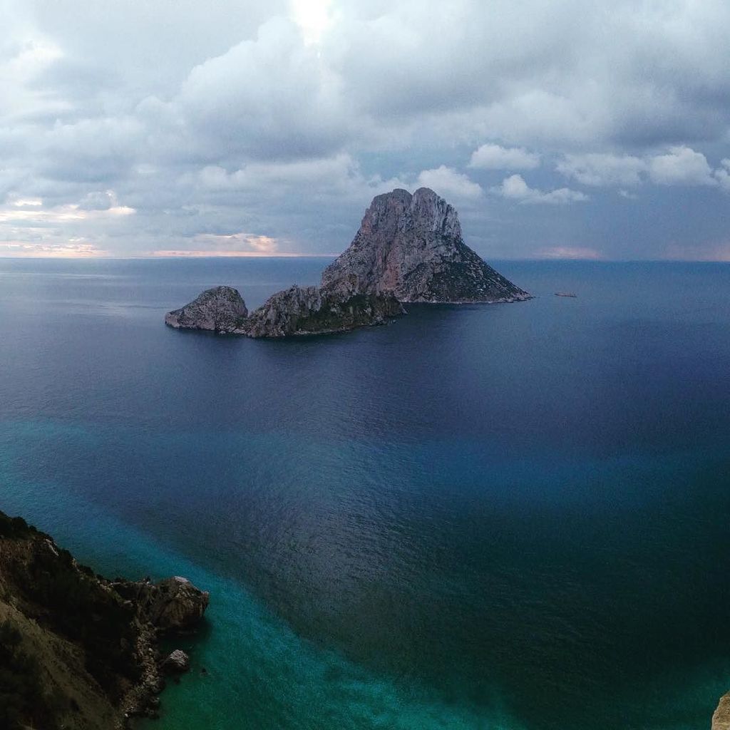 InstaIbiza's tweet photo. Dragón 🐉 #esvedra #ibiza #eivissa #dragon #giulieibizer #makass #exploremore #magic #amazi… https://t.co/UwUk2Pvc5B https://t.co/pSRiQBGTsM