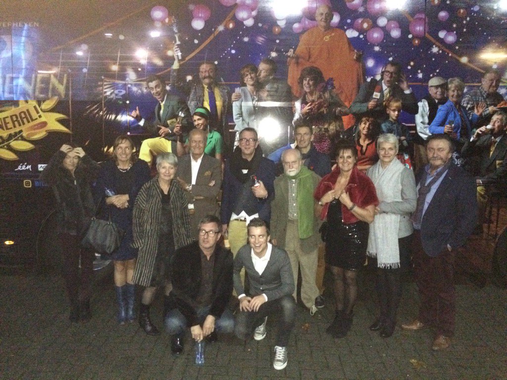 OeiJacques's tweet photo. Groepsfoto aan de bus en hoppa richting Genk #FCDK2 https://t.co/Gc0qQJ8yp0