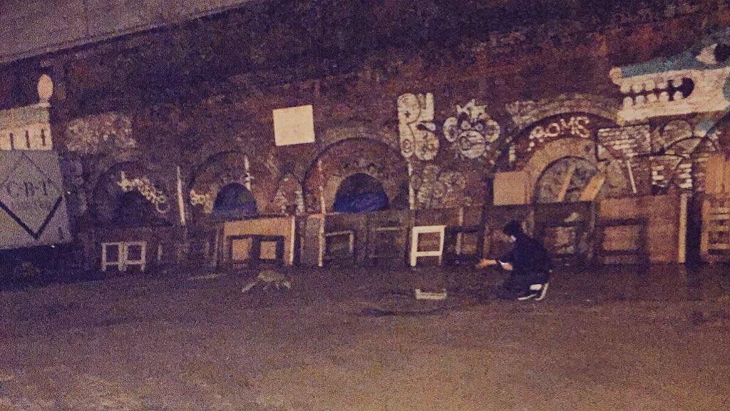 cantrushtalent's tweet photo. We are still feeding a #fox here at #sclater st. Yay! Thanks @LikNeon https://t.co/HyKUokfCXk