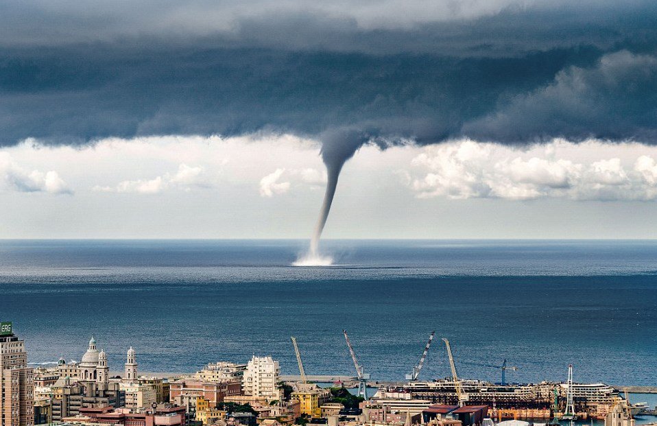 Powerful_Pics's tweet photo. A huge waterspout in Italy. https://t.co/QbF41ywvXh