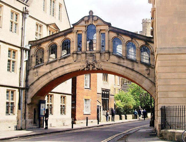 Oxford's #HertfordBridge is known as the #BridgeOfSighs but actually more resembles #Venice's #RialtoBridge