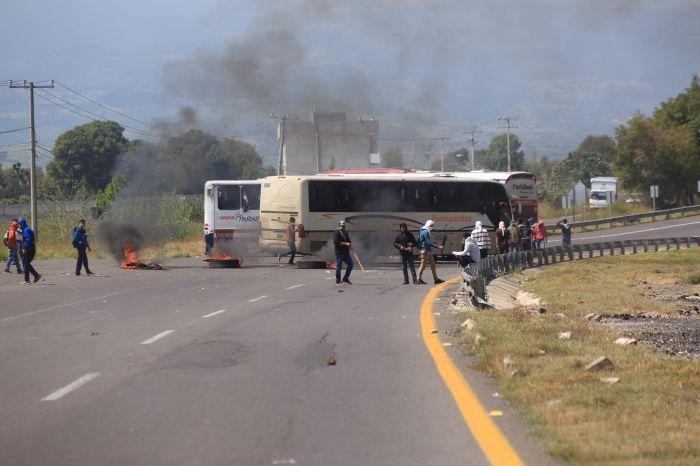 Normalistas de Michoacán se van a paro y toman autobuses - CR3uHohVAAADOlT