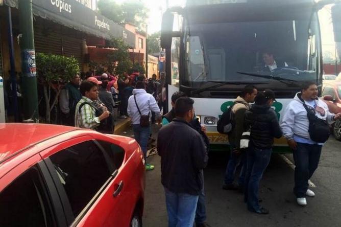 Normalistas de Michoacán se van a paro y toman autobuses - CR3vPTMUwAAIRcH
