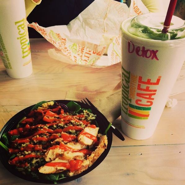 TSmoothieCafe's tweet photo. We love this Roasted Red Pepper Bowl and Detox Island Green meal combo! #LiveBetterBowl https://t.co/2tiKfyBjIb