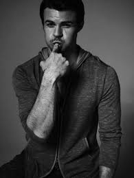 New AU Mikey!
Children's doctor who is secretly a vampire.
Gay ships with chemistry.
FC-Daniel Gilles.
Let's RP!
RT?