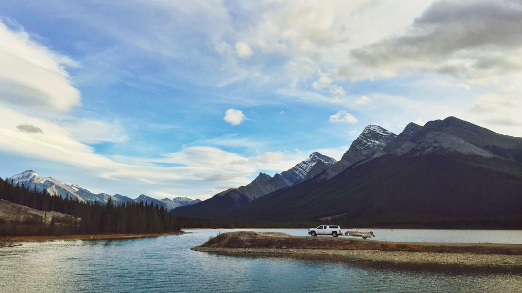 cstina's tweet image. Winding dirt roads always lead to stunning views. #explorealberta #kanaskiscountry #mountains