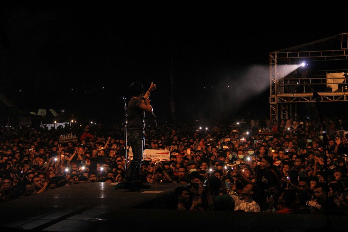 Suasana di depan panggung penuh oleh Sahabat nih :) <a href="/Shbt_Majalengka/">Sahabat Majalengka</a> <a href="/SahabatCirebon/">SahabatCirebon</a>