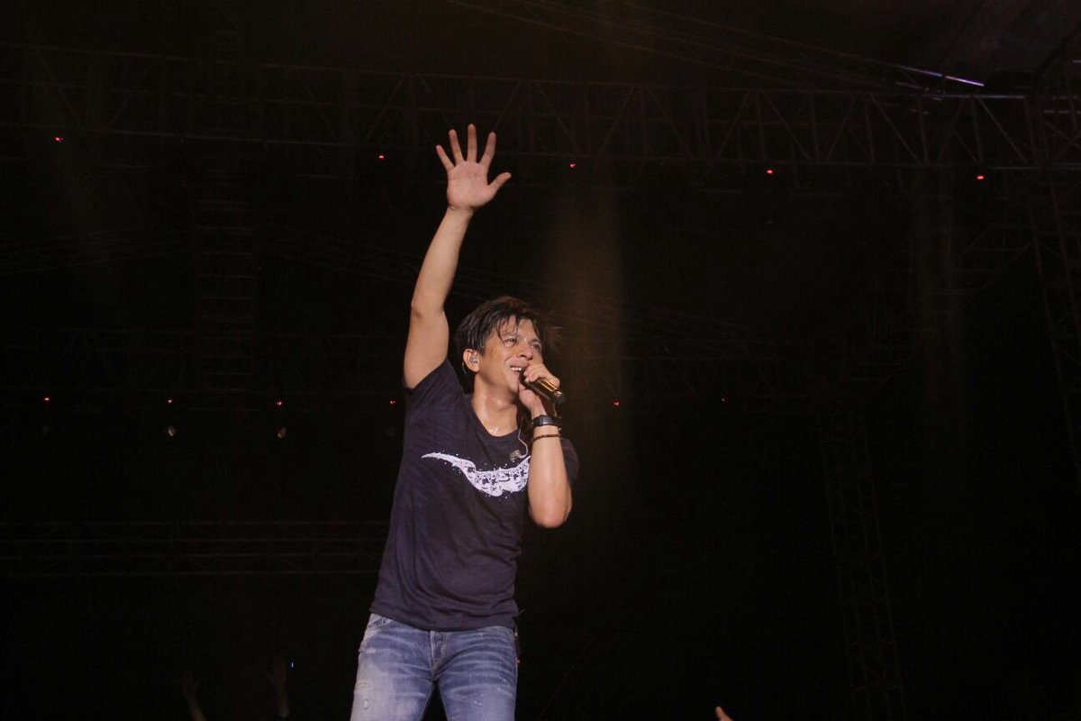 . <a href="/R_besar/">Ariel Noah</a> menyapa Sahabat di Lapangan Baribis, Cigasong, Majalengka