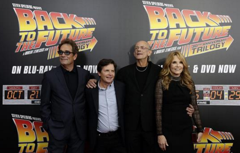 naganicol's tweet photo. Buenísimo! @Huey_Lewis_News @realmikefox #CristopherLloyd @LeaKThompson #BBTFDAY #BackToTheFuture https://t.co/8ApK9AZq4x