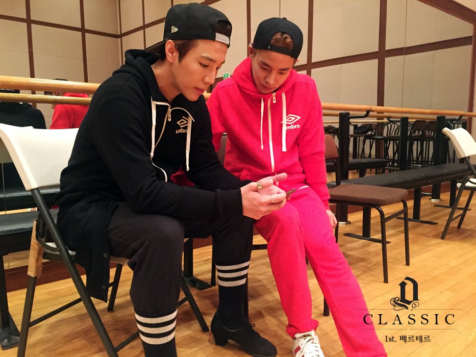 DClassic1st's tweet photo. #DClassic 1st. #베르테르 ★#연습실 #훈훈 #사진 살~짝 공개합니다! #잘생김 #귀여움 주의! ★지금은 인터파크 1+1 대박할인 진행 중!♥ https://t.co/i2wOSPnEVq https://t.co/v5mzgJYwMv