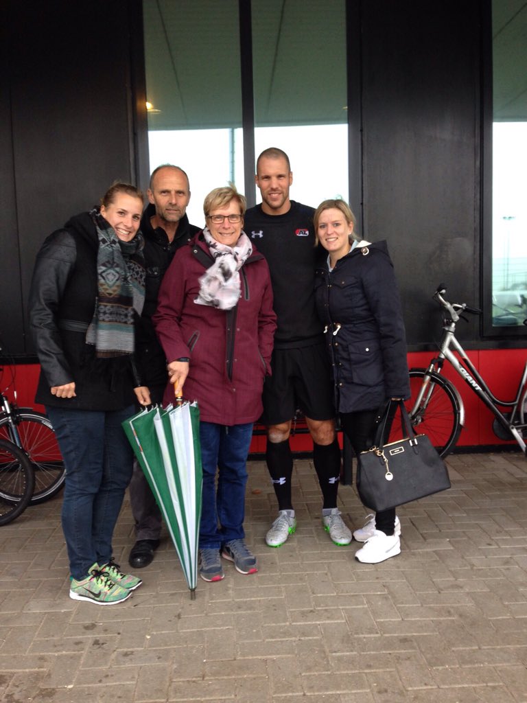 RonVlaar4's tweet photo. #familie #❤️ #az #alkmaar #grootstefans #thanks https://t.co/z8HaxtjZ1Z