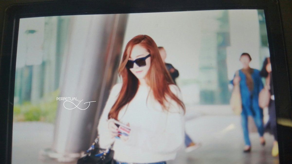 [PIC][22-10-2015]Jessica trở về Hàn Quốc vào trưa nay CR5nJmoU8AEamPO