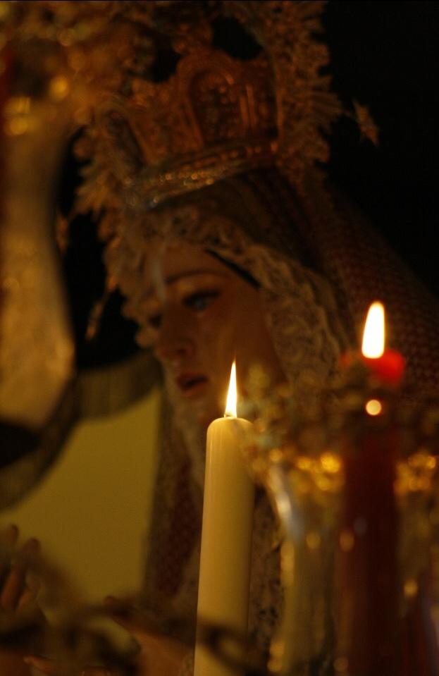hmercedalm's tweet photo. Cómo brillan tus galas,
cuando vas con tus hermanos,
y te alumbran las bengalas,
que encendieron los romanos. https://t.co/cCnBGva390