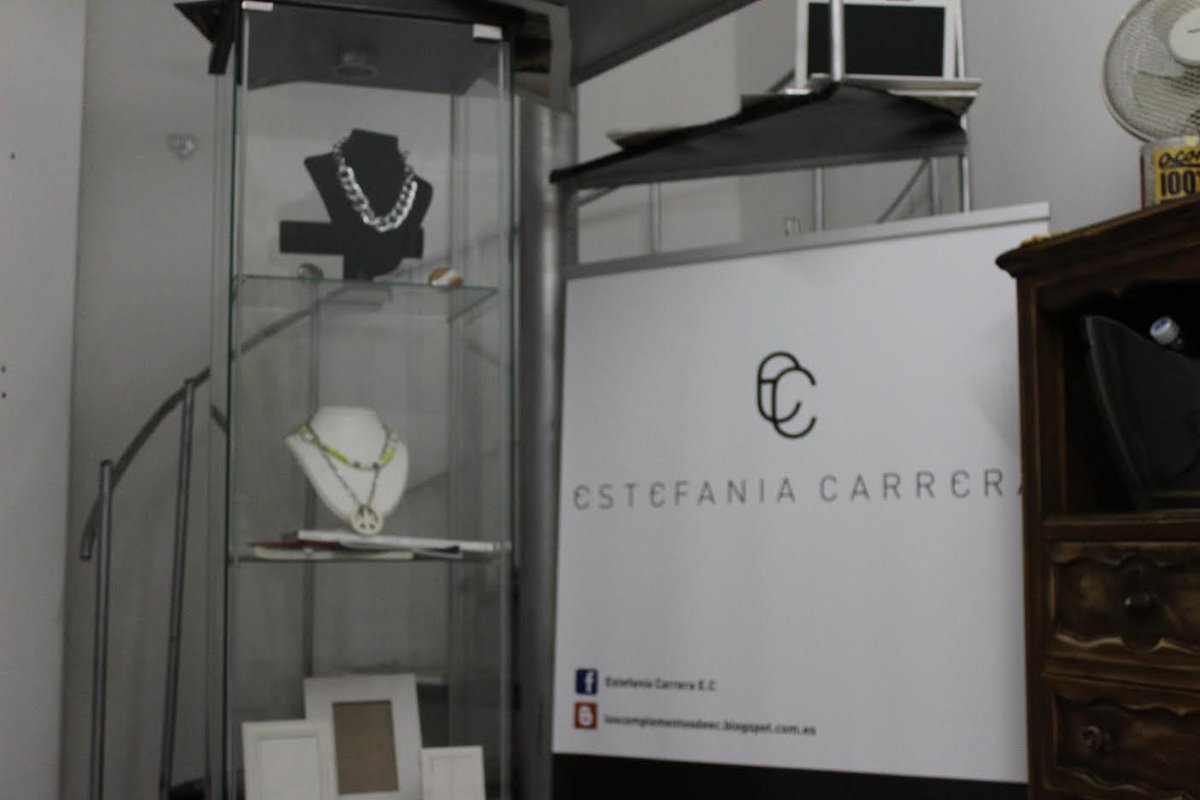 ReBlogPubli's tweet image. Ayer estuvimos en Vigo. La diseñadora @complementosEC nos abrió las puertas de su showroom.