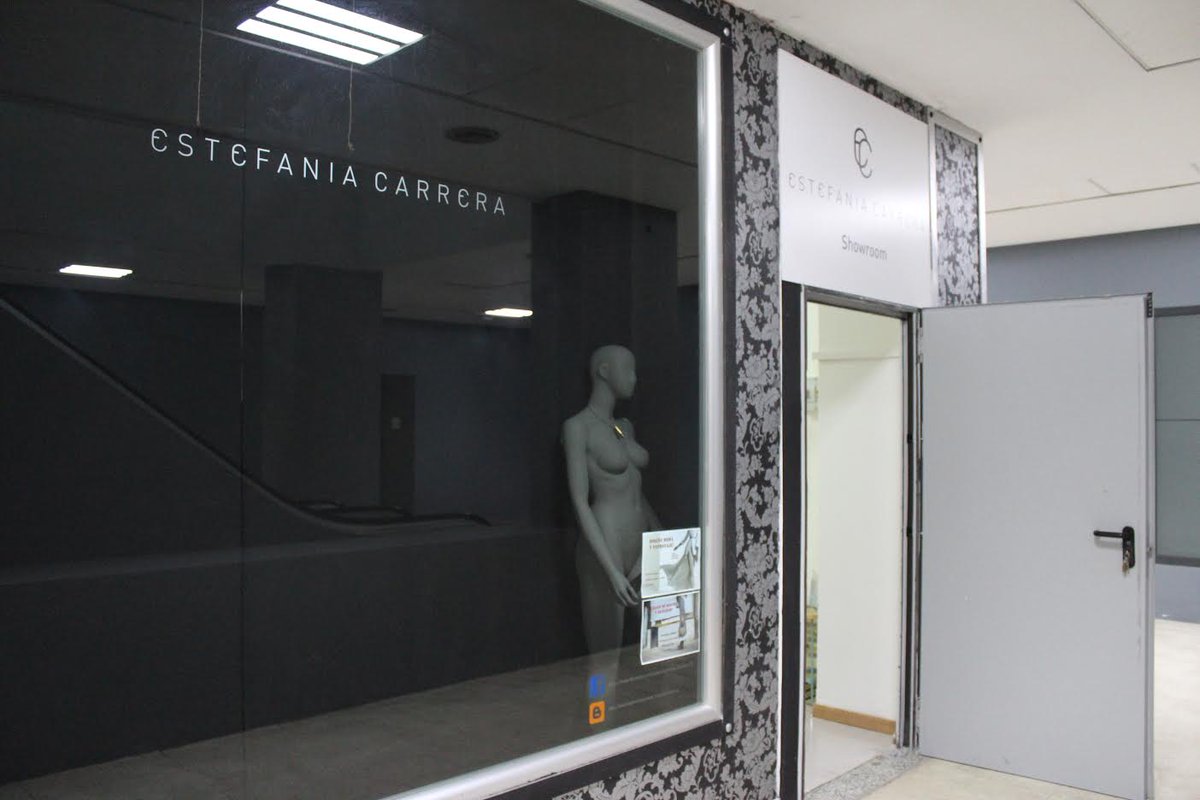 ReBlogPubli's tweet image. Ayer estuvimos en Vigo. La diseñadora @complementosEC nos abrió las puertas de su showroom.