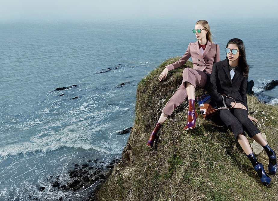 harpersbazaarES's tweet photo. ¿Y si el nuevo éxito de ventas de @Dior fueran una gafas de sol? https://t.co/gX8w47rhwH https://t.co/Xul25ui6Dh